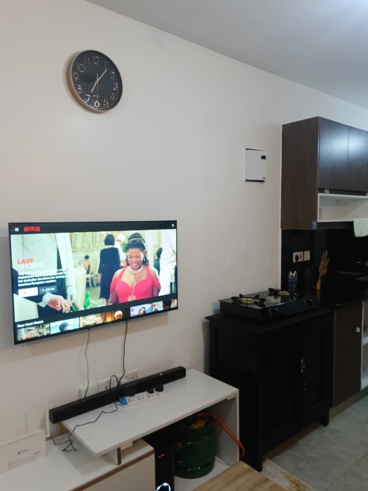 Smart TV, gas cooker and kitchen units in the Tsavo Sentinel studio