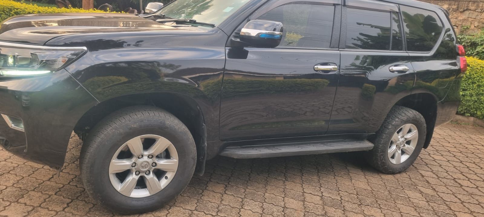 Toyota Land Cruiser Prado VXL — Side view