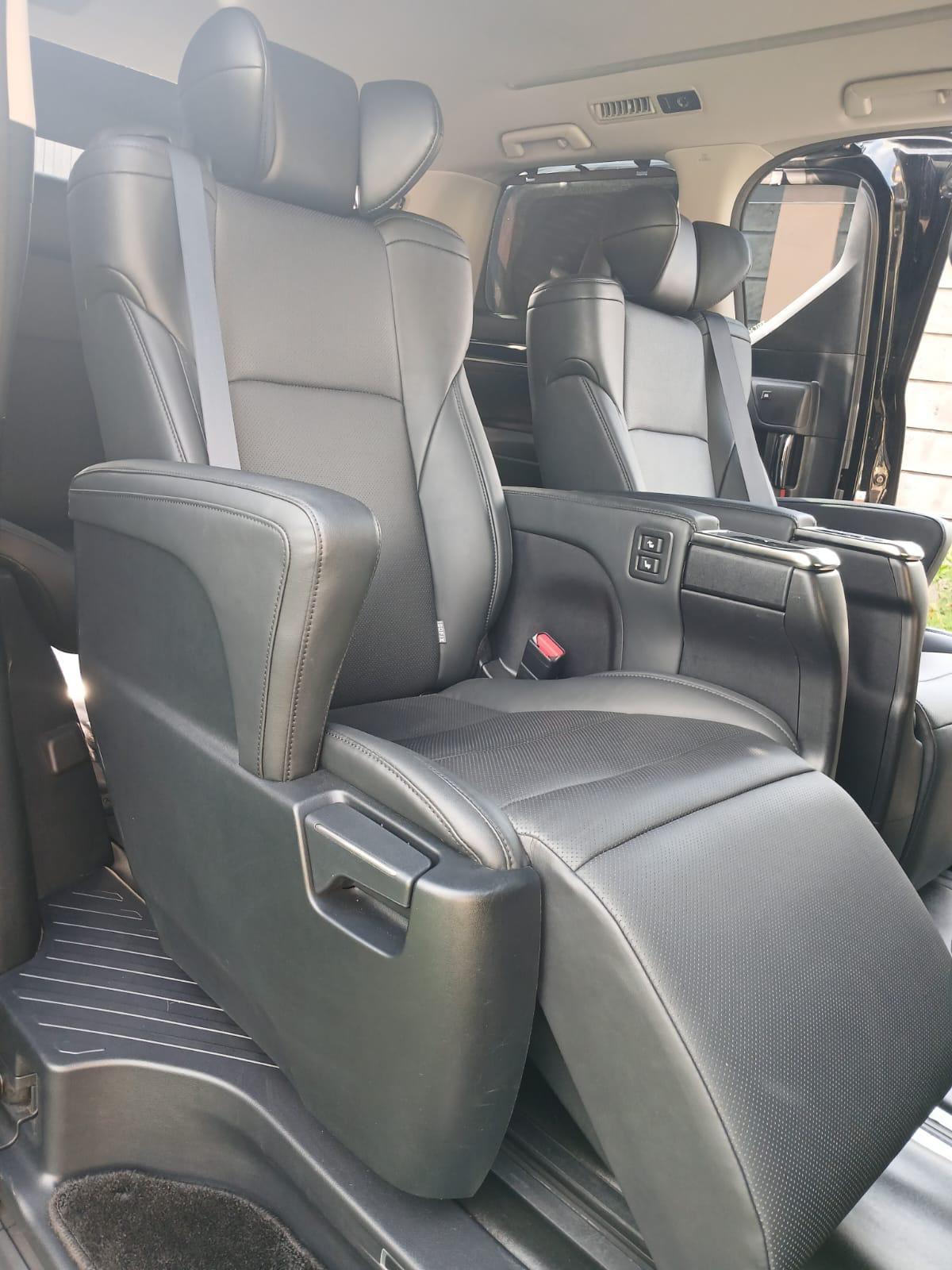 Toyota Noah — Interior view
