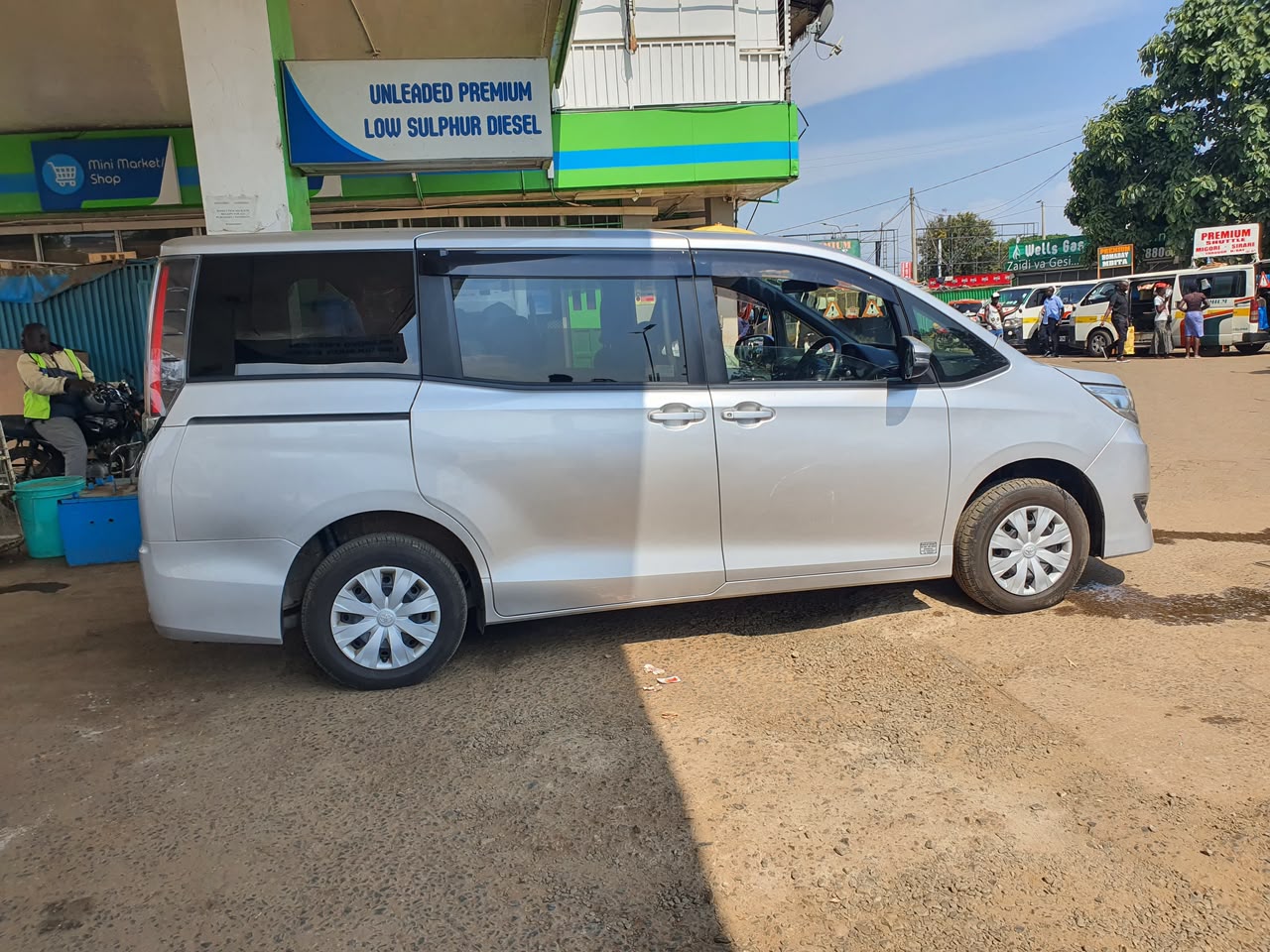Toyota Noah — Side view